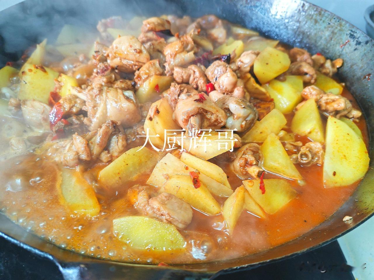 分享黄焖鸡土豆的做法，喜欢的朋友可以收藏！
鸡腿肉或白条鸡剁成块，泡水处理控干水