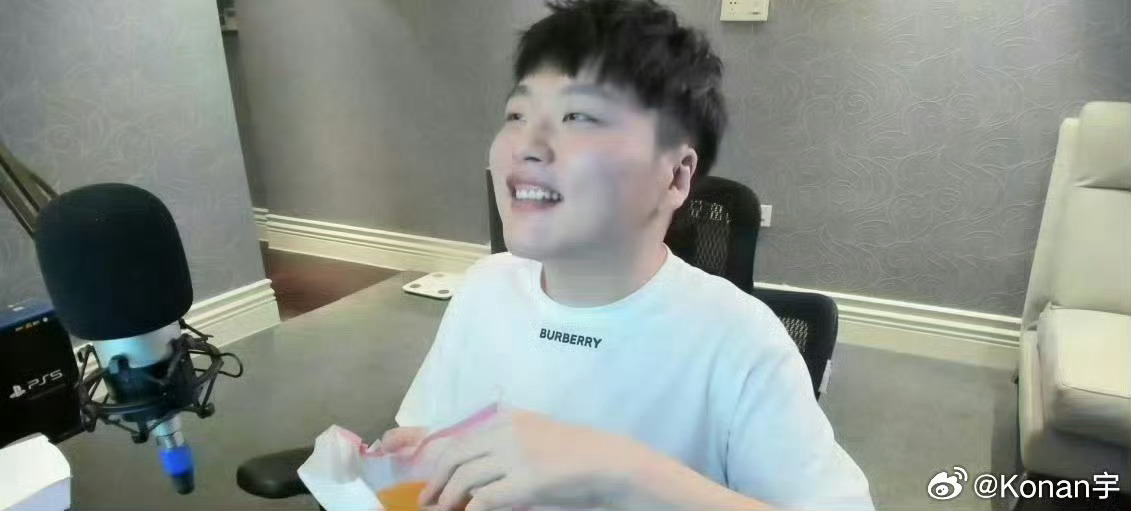 前两天宝可梦翔哥和小菡菡又吵起来了，大致就是翔哥怪小菡菡没有来帮忙控符，然后两人