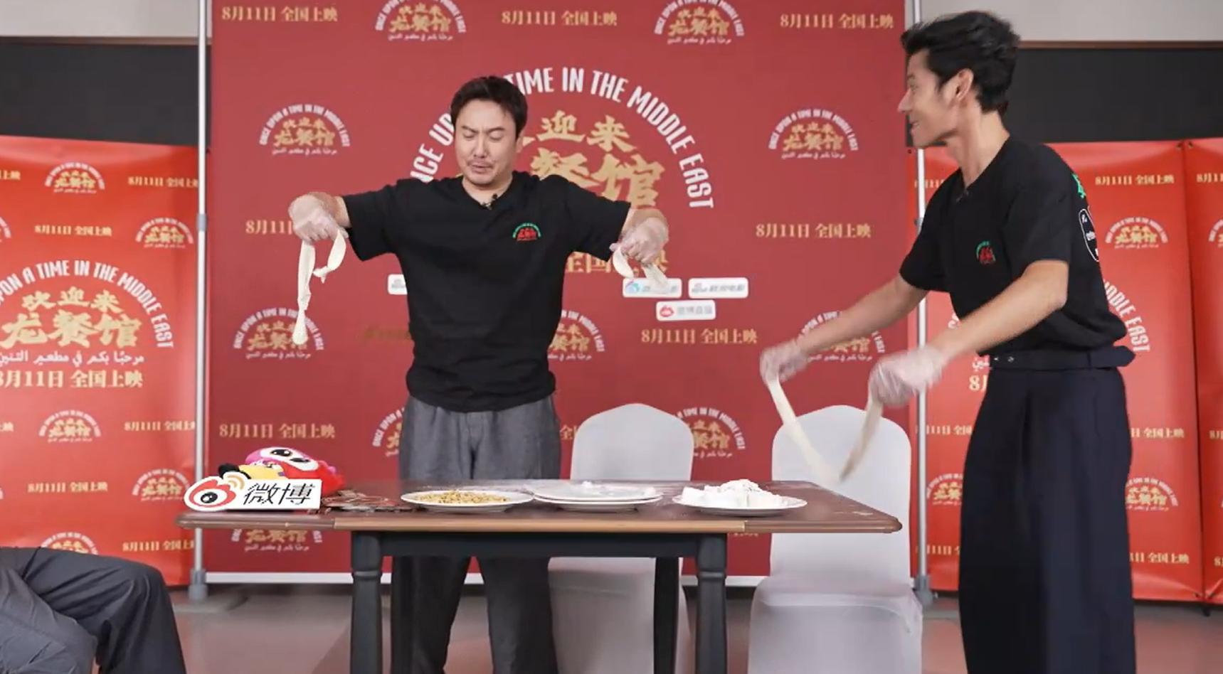 沈腾蒋奇明扯面pk电影欢迎来龙餐馆试营业直播 中，沈腾和蒋奇明pk扯面进行厨艺比