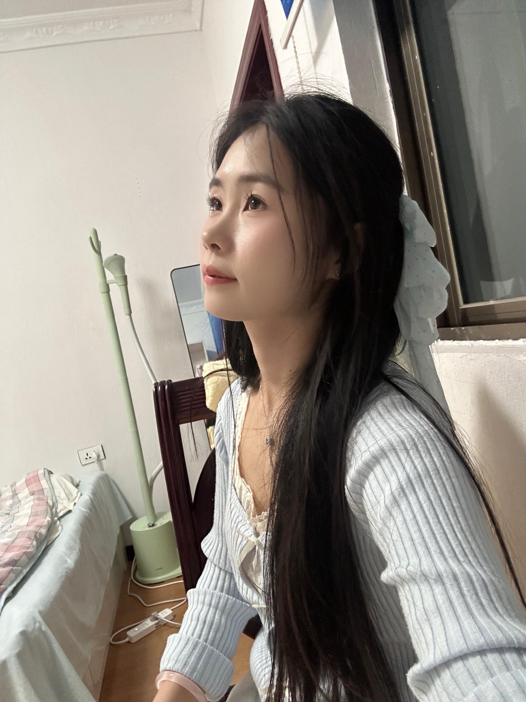 今天上班累吗 工作量大吗 同事好相处吗 我的意思是你今天开心吗