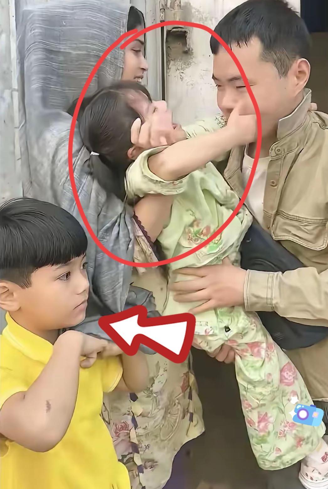 泪目。一位山东小伙，在巴基斯坦与当地一女子成婚，生下一儿一女。因突发变故，他打算