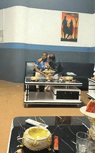 黑妹倒是一脸的嫌弃[捂脸]