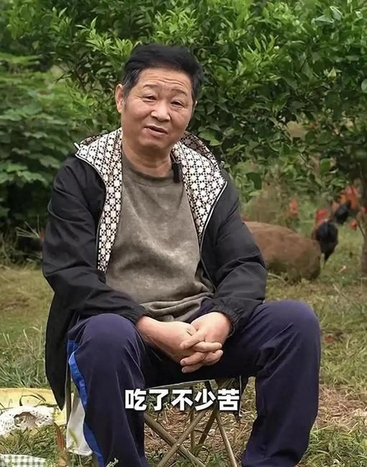 他放着好好的演员不做，一头钻进深山养鸡，可钻进去就出不来了。他亲口承认，养鸡17