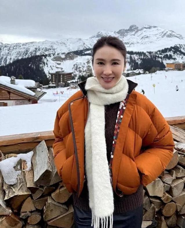 🔥 跟着黎姿学冬日穿搭公式：短款亮色羽绒服 + 深色下装 + 点睛配饰。
这个