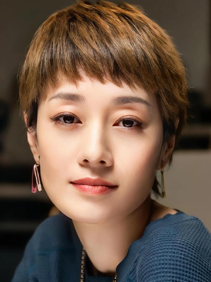 49岁的马伊琍最近被传二婚，这事儿还没消停，向太就在直播间里直接聊起了她和文章那