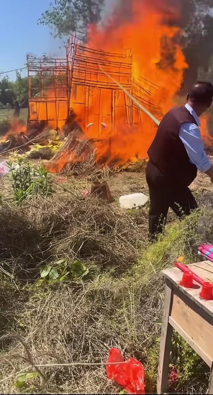 看到这么大火，你肯定以为失火了。这不是失火了，这是死者家属给死者烧大房子那！
 