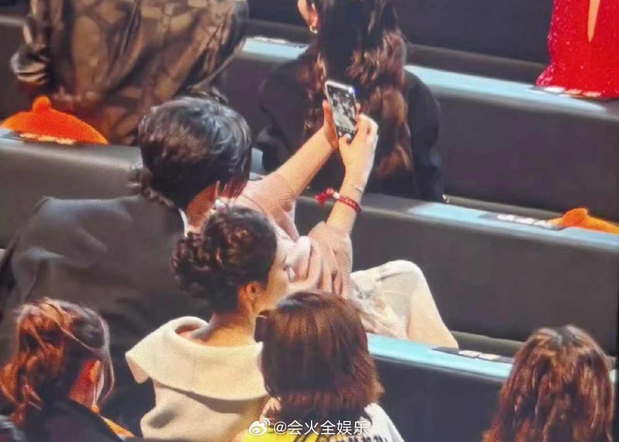 陈妍希周柯宇内场自拍照我就这样蹲守合照 