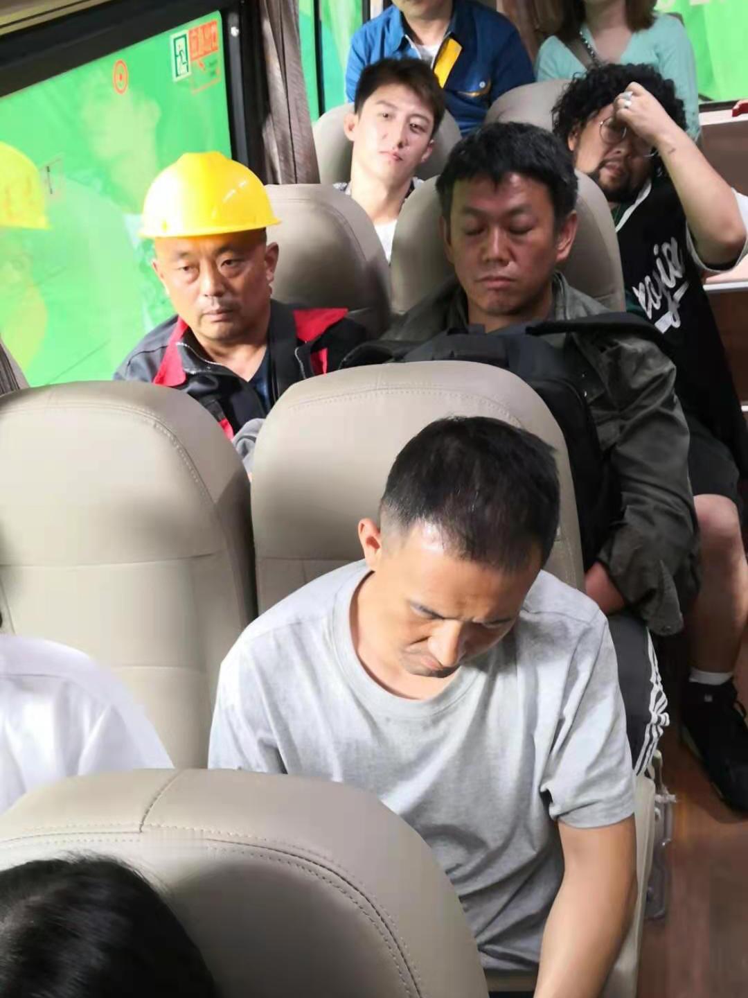 我觉得布狄力排众议非要收平三戈做小弟，就是冲着颜值来的，从看守所里到澡堂子，到团