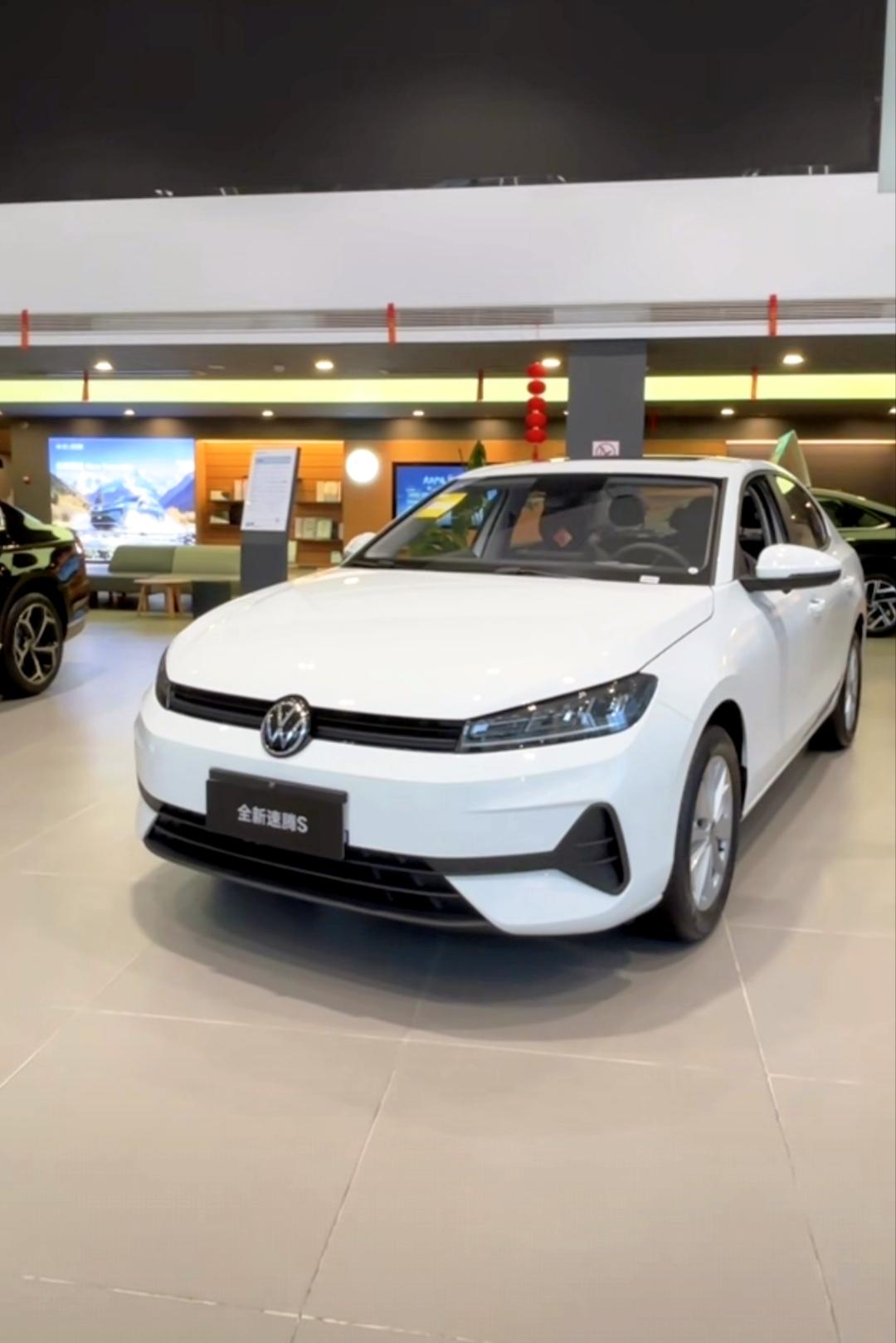 我感觉速腾S这车吧第一眼看上去不是那么惊艳，但是越看越顺眼。它一改老款的中庸的样