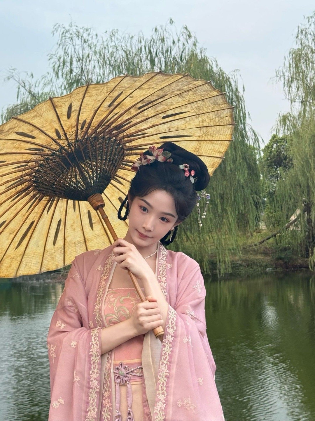张南出场美我一大跳  的霍黛蓉出场自带甜度 buff，对笑起来有灵气的美女完全没