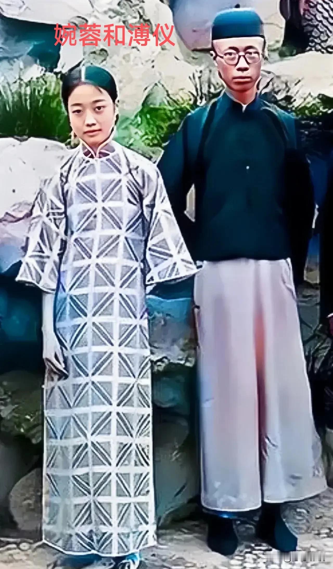 这就是婉容和溥仪真实的样貌，都看看吧！
这照片是当年婉容和溥仪在颐和园留下的一张