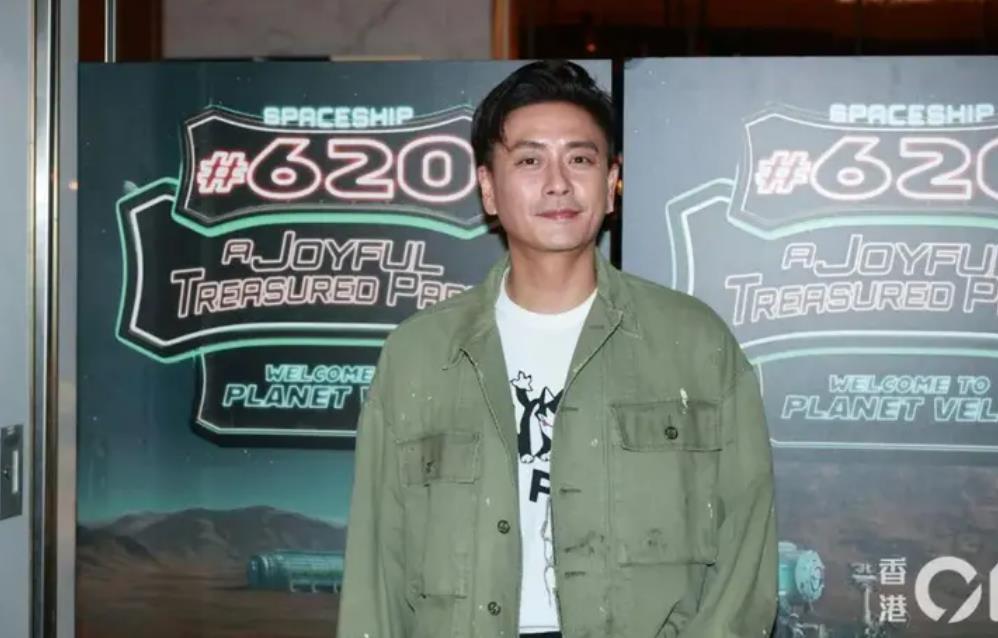 近期，新晋双料TVB视帝黄宗泽亮相公开活动，45岁的他依旧状态满分，身形挺拔、气