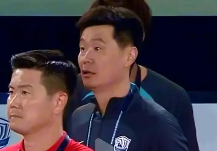 继三闷棍之后！
李霄鹏又遭申花五闷棍！
放着总经理不干，你非得去当这个主教练！这