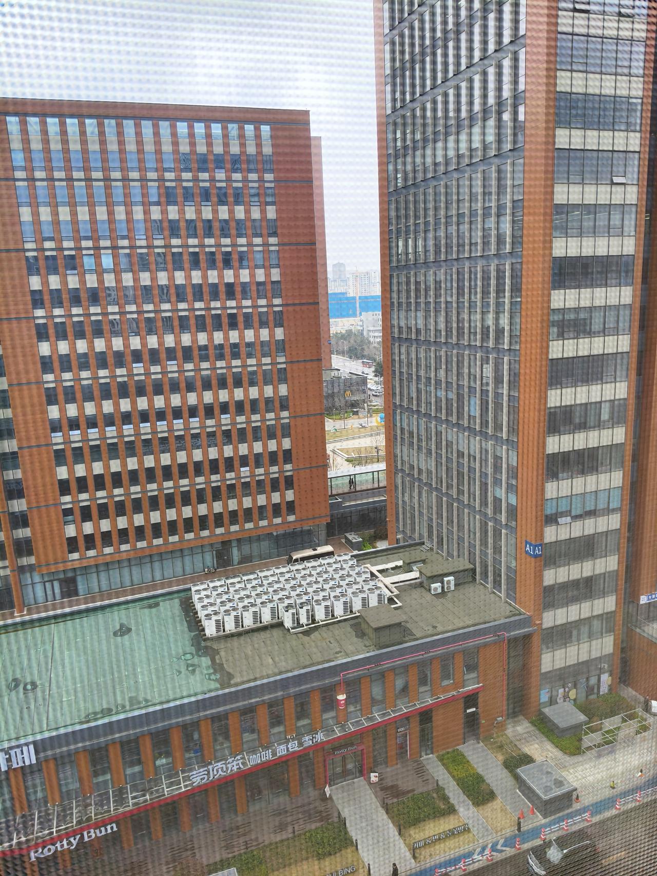 最近威海写字楼的下班时间有点早啊，感觉五点办公楼就出现乌央乌央的下半人潮。这算好