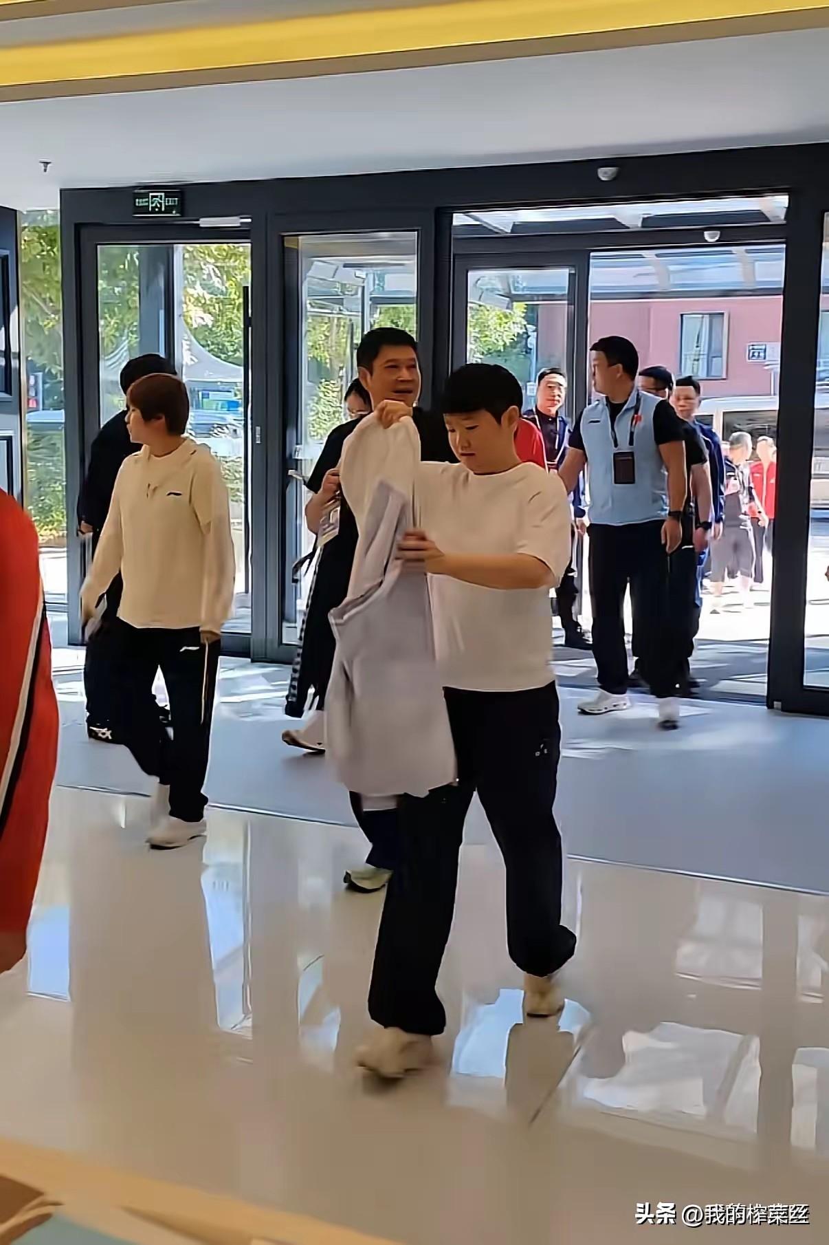没等来莎莎退赛的消息，倒是等来了他入住首钢园的消息。
莎莎这是又对她的头发下手了