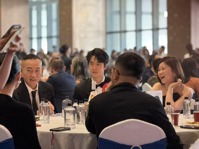 王一博金鸡奖表彰仪式内场生图  王一博金鸡奖表彰仪式内场生图。黑色西装好正啊，生