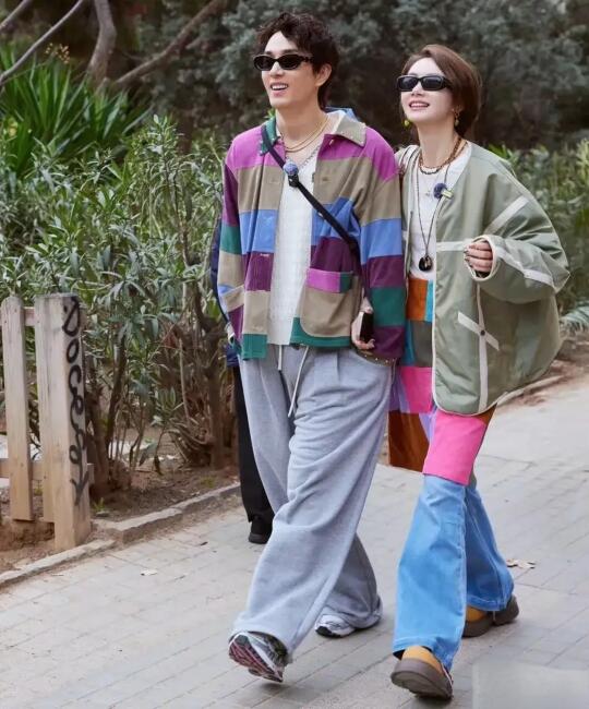 李承铉说:“我花钱超过1000块就要跟戚薇报备。”众人听了都替李承铉感...