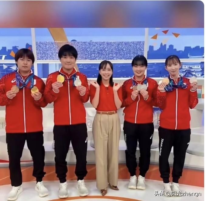 站在最中间的石川佳纯看着长了一张很像中国人的脸，还有一双亮眼的大长腿，很多人都说