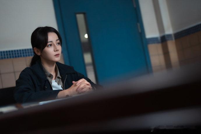 迪丽热巴邓妍收到新任务守护万家团圆迪丽热巴邓妍执玫瑰为利刃 迪丽热巴邓妍执玫瑰为