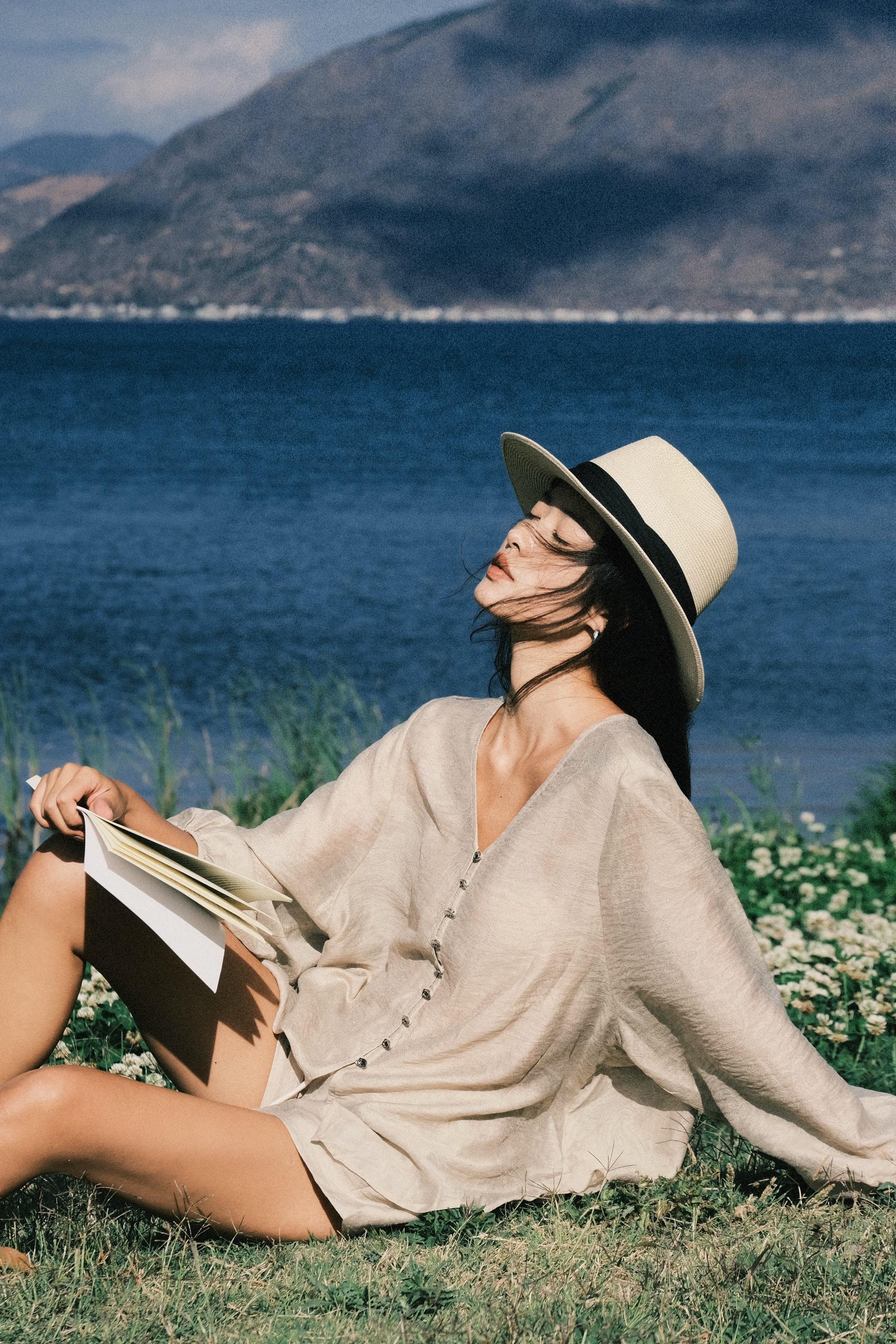 就喜欢在没有天花板的地方待着。