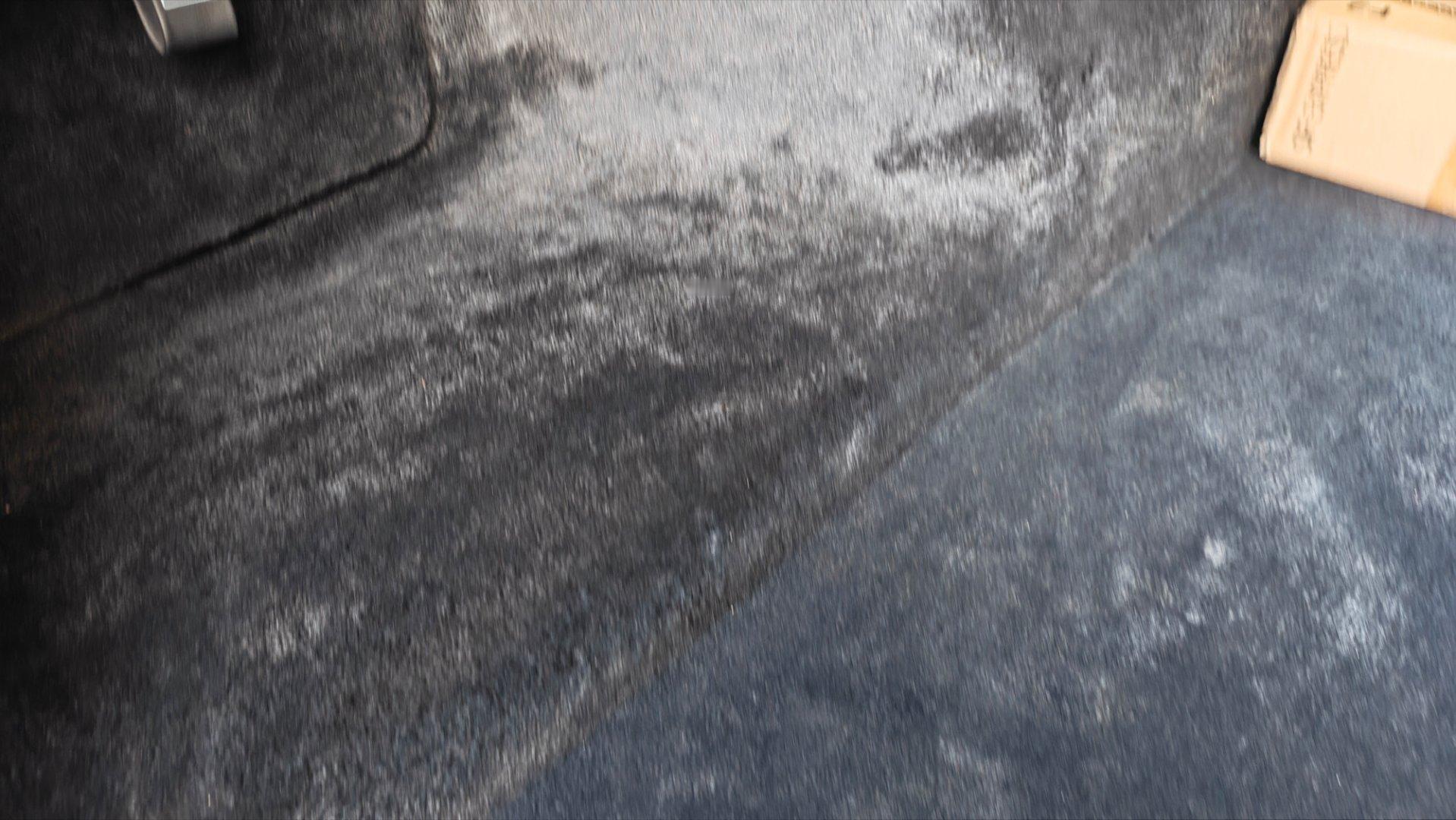 不信？劳斯莱斯的后尾箱，您看看是不是ES9的也这样。虽然不是啥重要的事儿，但蔚来