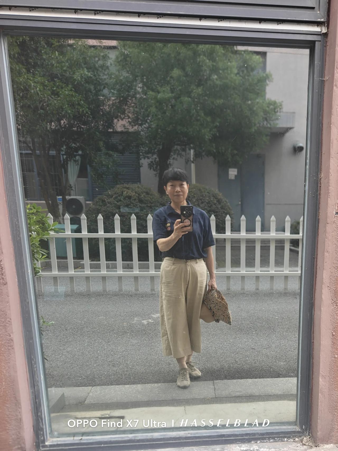 很久没有路过政务大厅的玻璃墙了。我曾经每天走过，玻璃墙见证过我的丰润，也见证过我