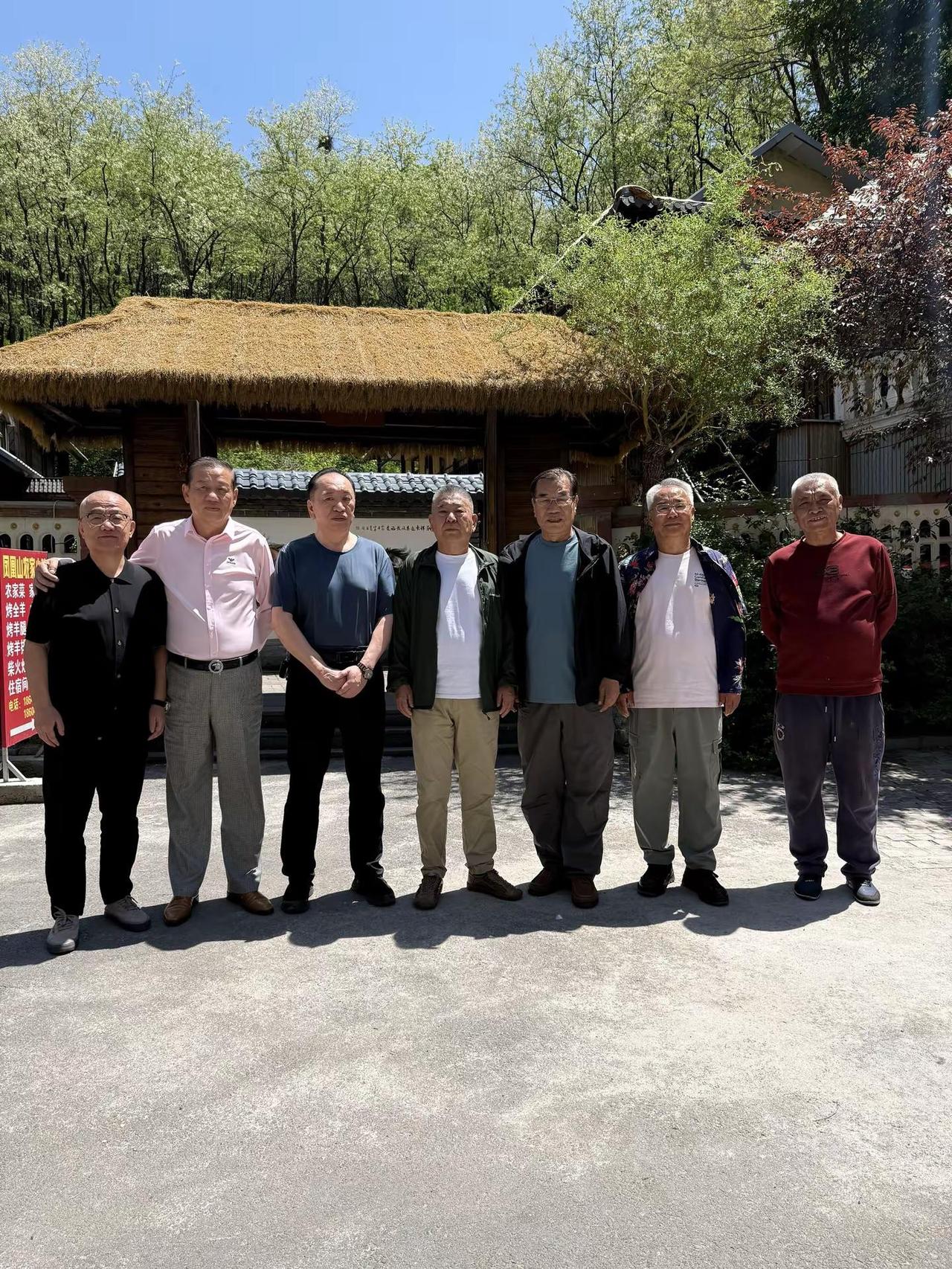 《结义九载逢春》 艳阳悬碧空惠风和畅融槐香浮九载把酒话初衷
