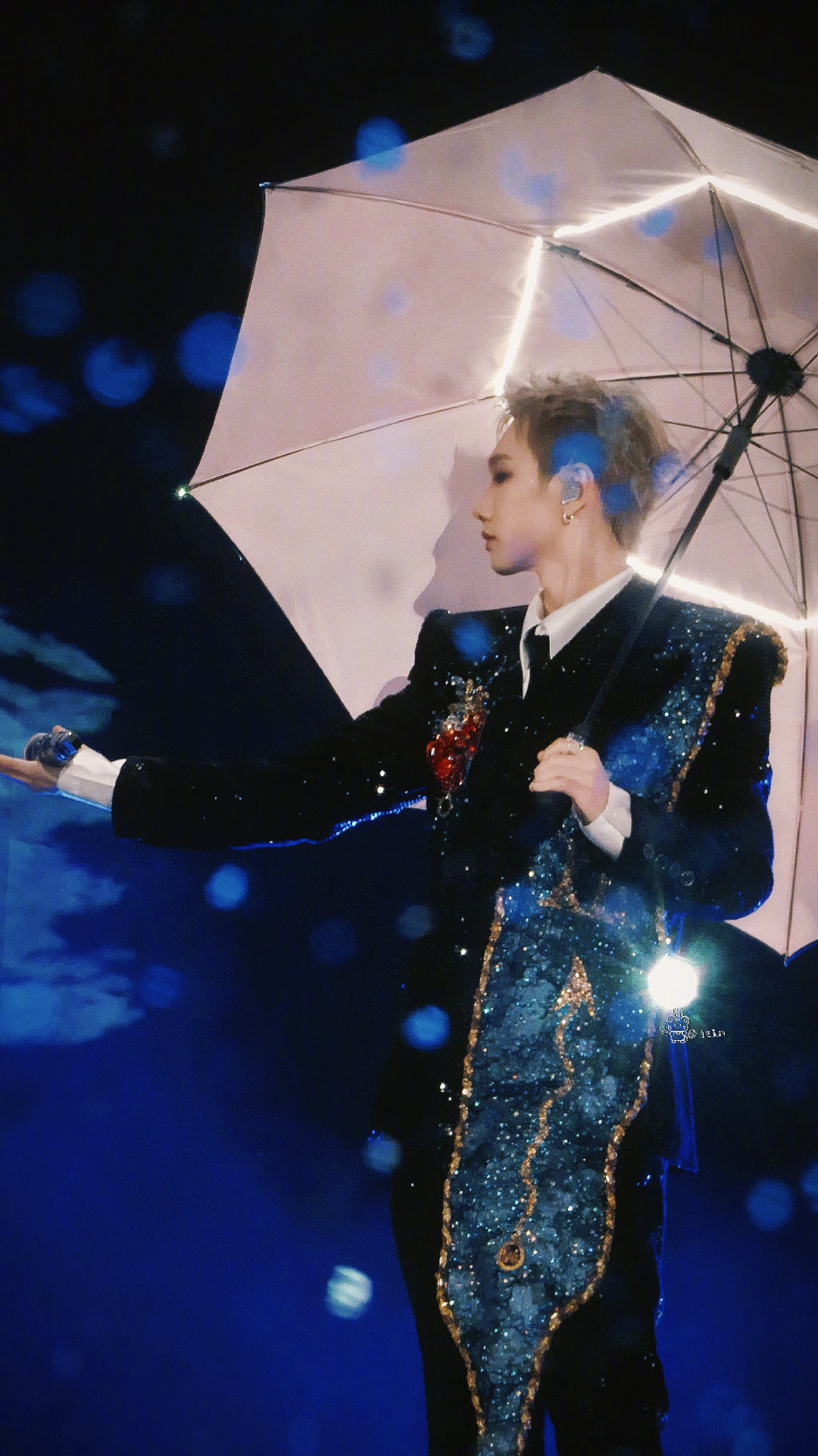 汪苏泷雨中宿命感拉满汪苏泷这也太明日世界了汪苏泷雨中演唱的画面太绝！白色闪钻造型