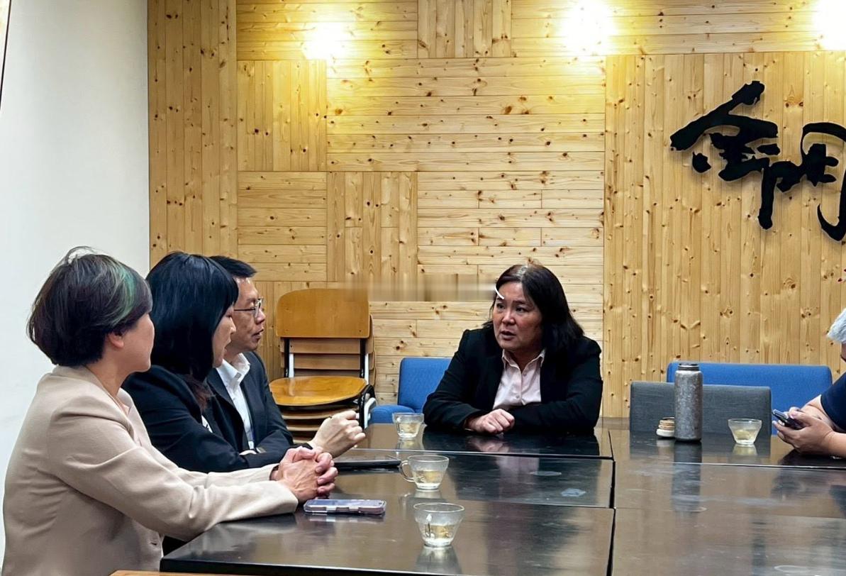 玉珍也该染头发了，都是为金门县的乡亲们忙碌得白了头发热点观点 ，两岸同胞走到一起