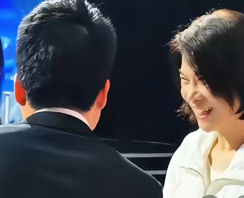 董董相遇，老董是真的开心，
看得出来，董明珠对董宇辉是真心喜欢
不是假笑，不是客