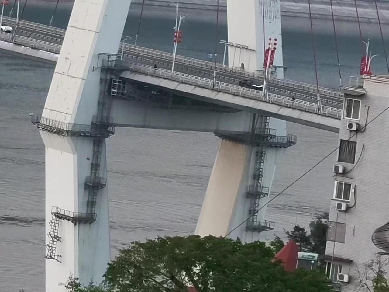 🌉这座大桥也太震撼了吧！🤩桥墩直插江底超稳固，汽车在上面飞驰好壮观～😎你见