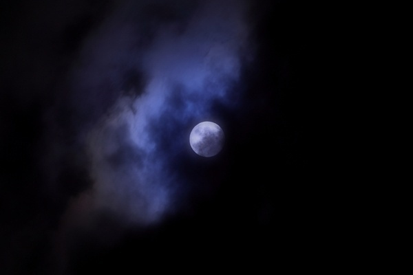 紫式部“めぐり逢ひて見しやそれともわかぬ間に雲がくれにし夜半の月かな”（邂逅相逢