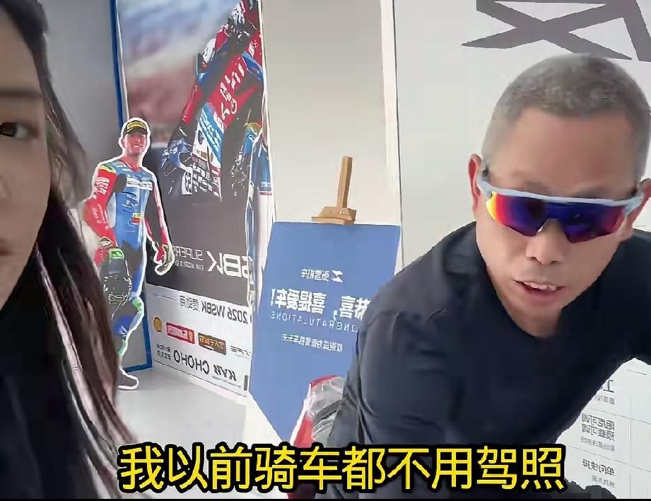 张雪说这个老头不好对付，
他想干嘛就干嘛，赶紧对付对付
让他走，惹不起！
张总的