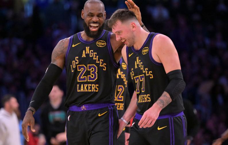 NBA常规赛，湖人客场111-103战胜鹈鹕。赛后，东契奇接受了采访。谈到了詹姆