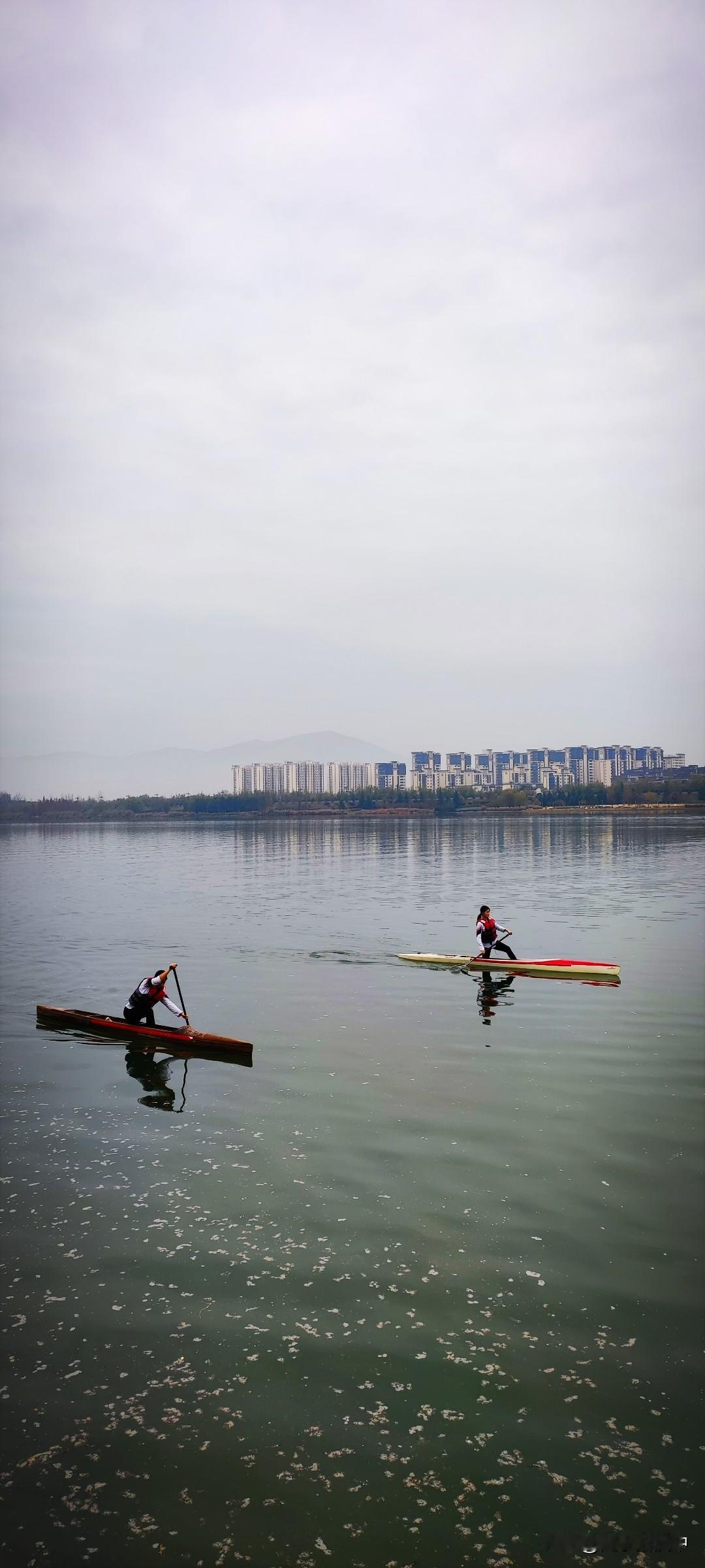 冬日生活打卡季教练船就跟在后面，喇叭里传来动作要领的分解，还缀上一句：“稳住，自