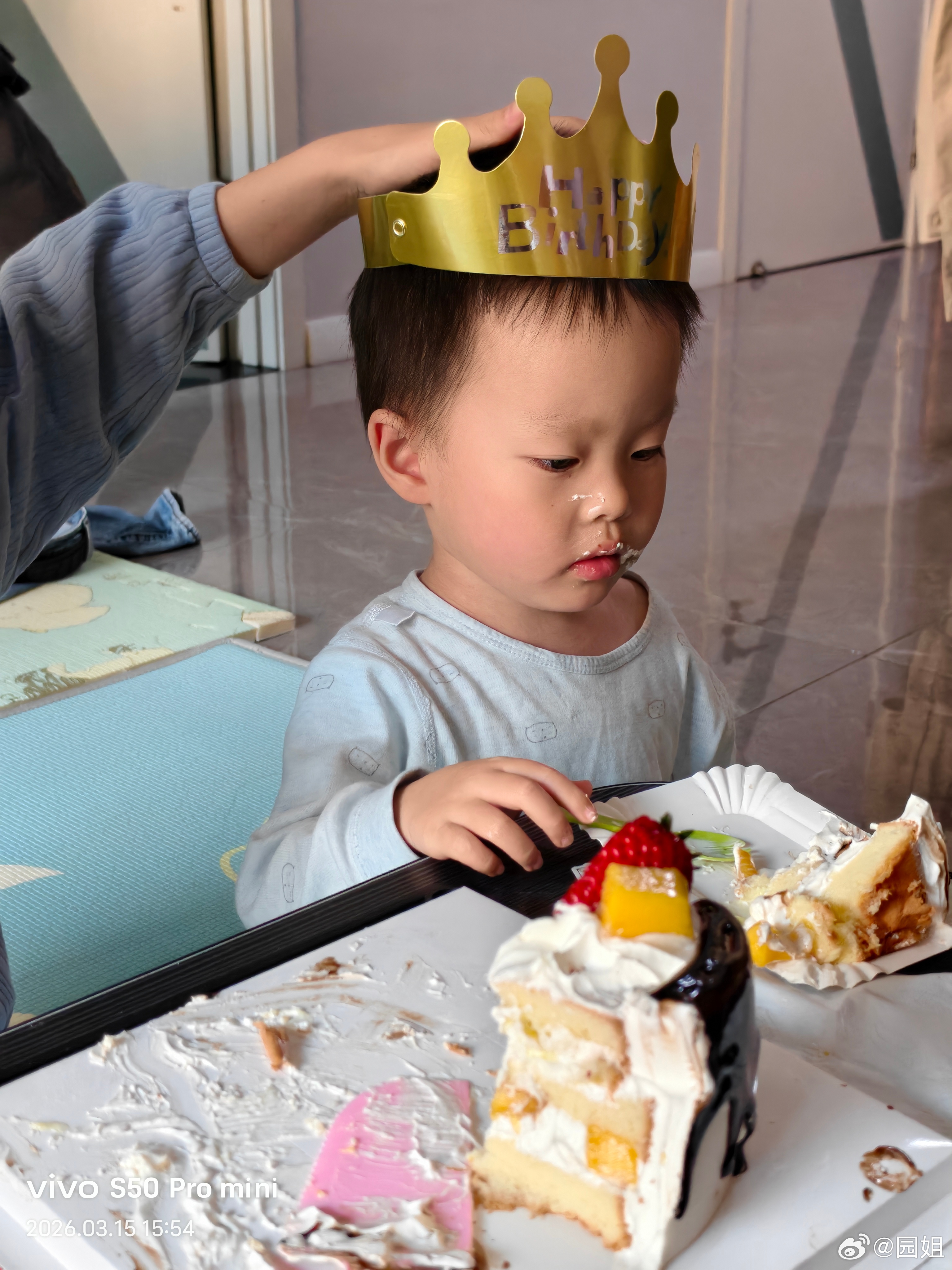 刚才碰见邻居出门便打了一个招呼。结果邻居就把生日蛋糕送给我了。回家两个宝宝看见蛋