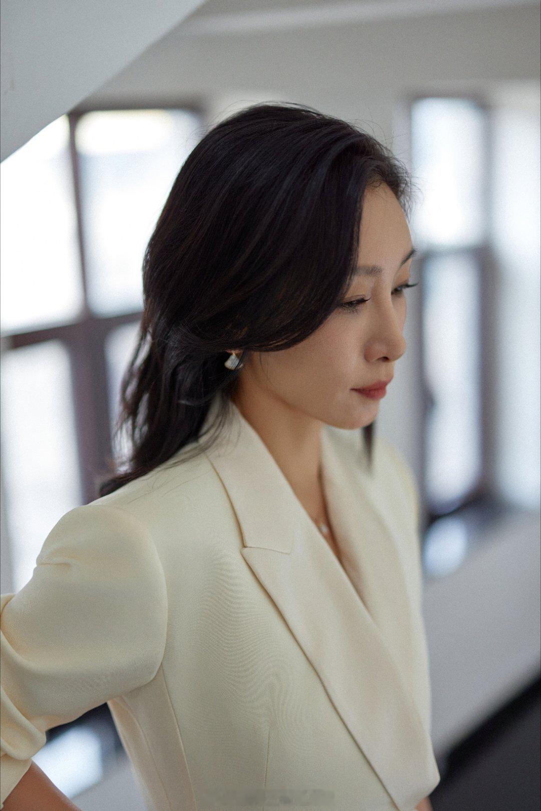 #感觉秦海璐再也不想看霸总文了# hhh海璐姐完全就是在演我看的表情，真的好好笑