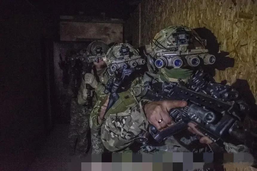 俄罗斯军人单兵武器装备再不改进真不行了，加上老毛子不怕死的作风，甚至打仗头盔都不