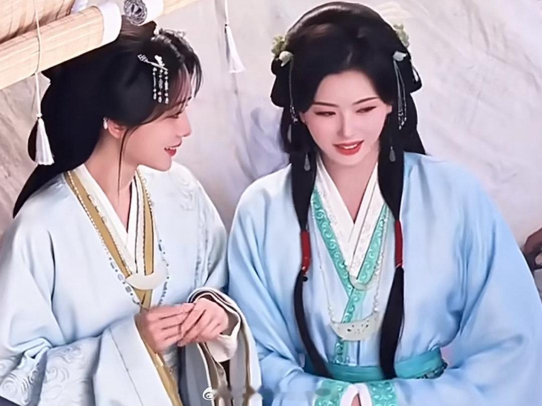 孟子义孔雪儿说悄悄话孟子义孔雪儿片场聊八卦哈哈哈哈哈说的什么这么好笑 
