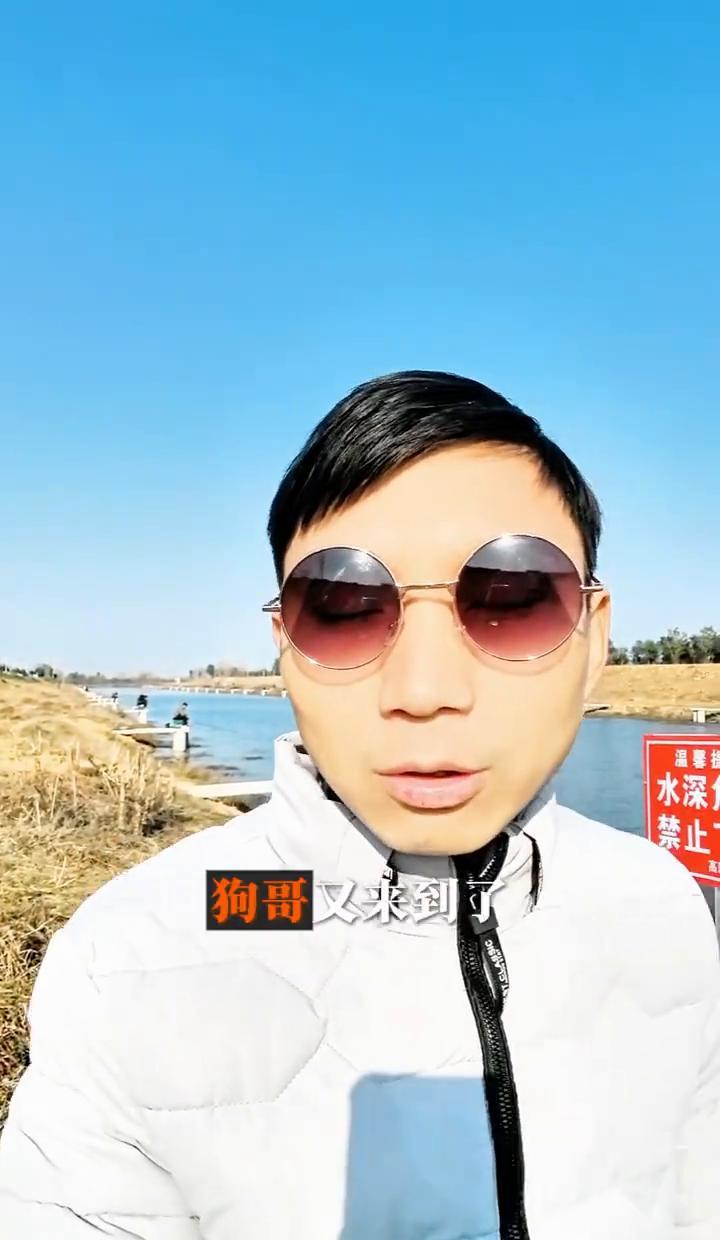 冬天钓鱼，手一滑就能要命。
沙洋黄垱湖岸边，6个橙色救生圈已经钉死在桩上。
县里