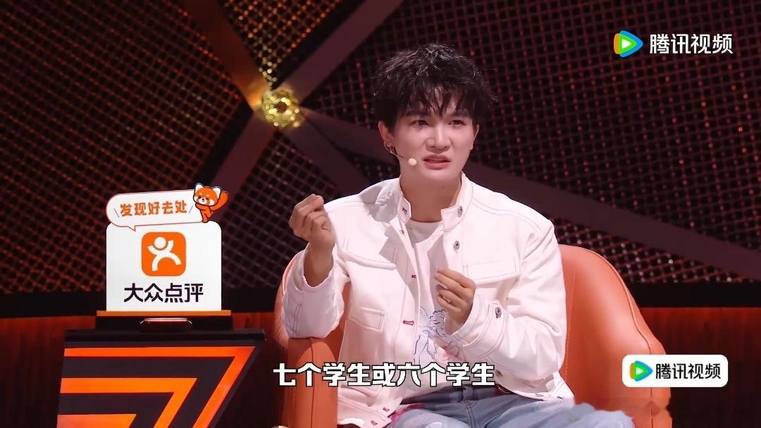 周深自曝小时候学习条件周深我小时候哪有这条件脱口秀和ta的朋友们 周深听到选手说