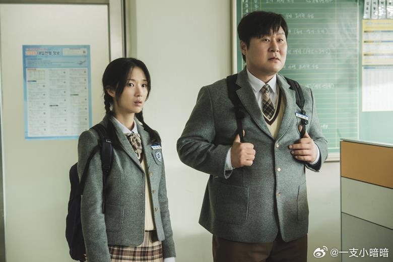 金惠奫x尹敬浩 电影  预告照故事讲述一名长相显年轻的卧底刑警，和一位长相老成的
