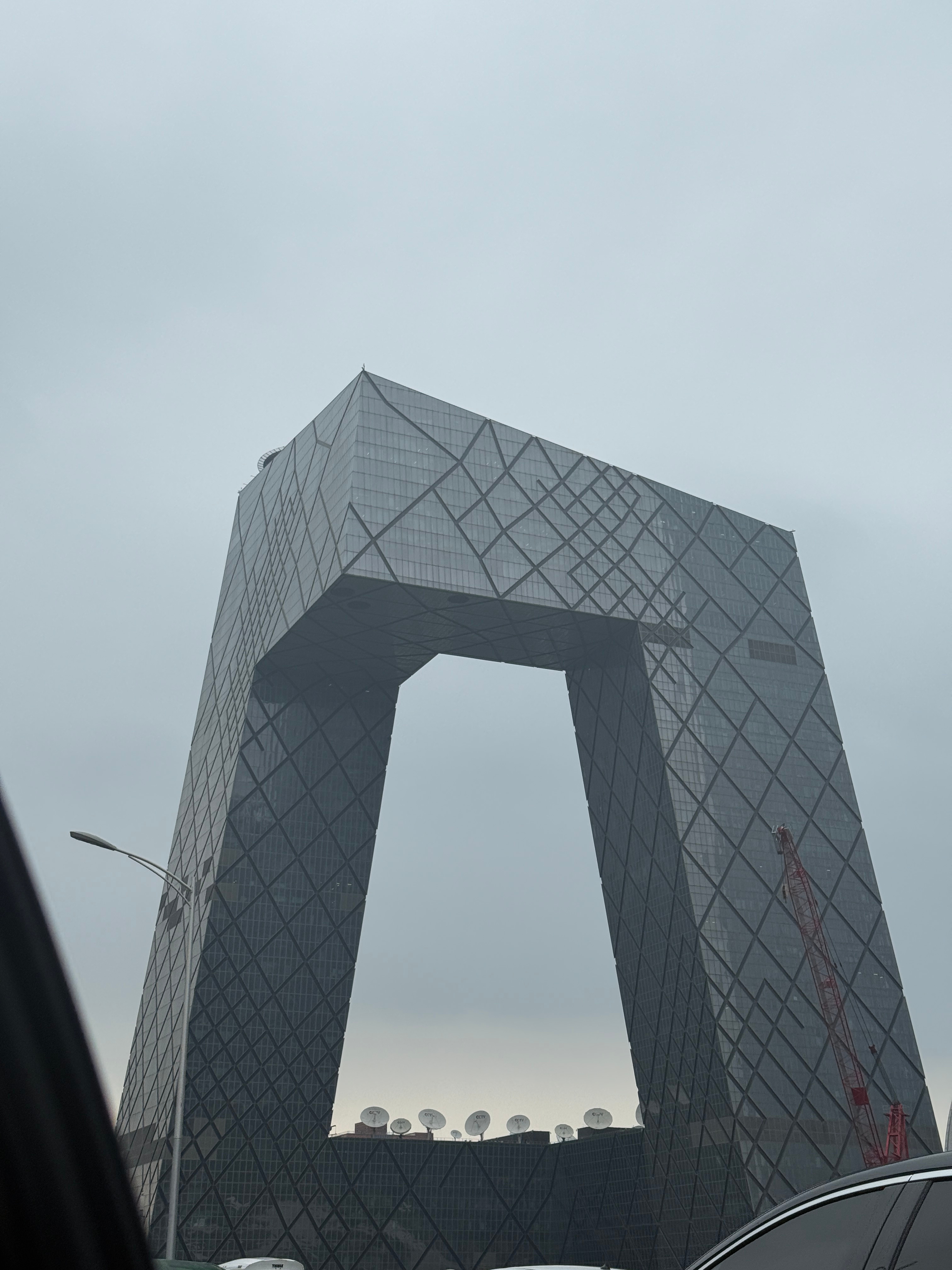 进城见朋友，路过大裤衩，看到CCTV十几年前，在高考动员大会上，我当着全校师生的