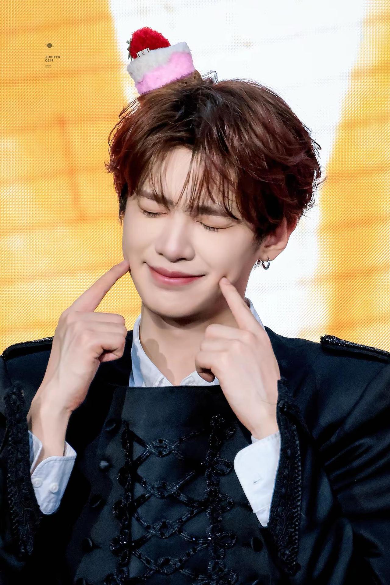 我拍的黄明昊。一直娱签售会现场图@黄明昊Justin 向全世界安利明昊 黄明昊