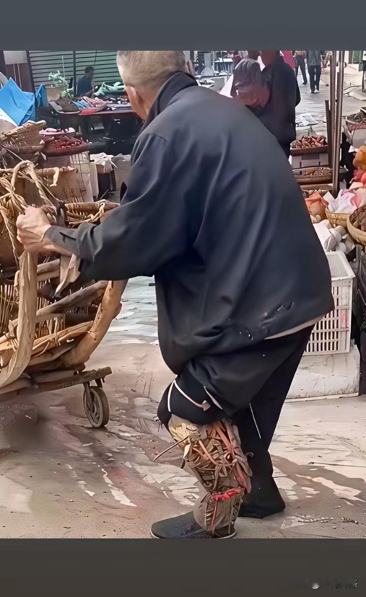 老人的这条假腿，据说是自己制作的，由于没有钱，安不起义肢，看着着实可怜，实际上有