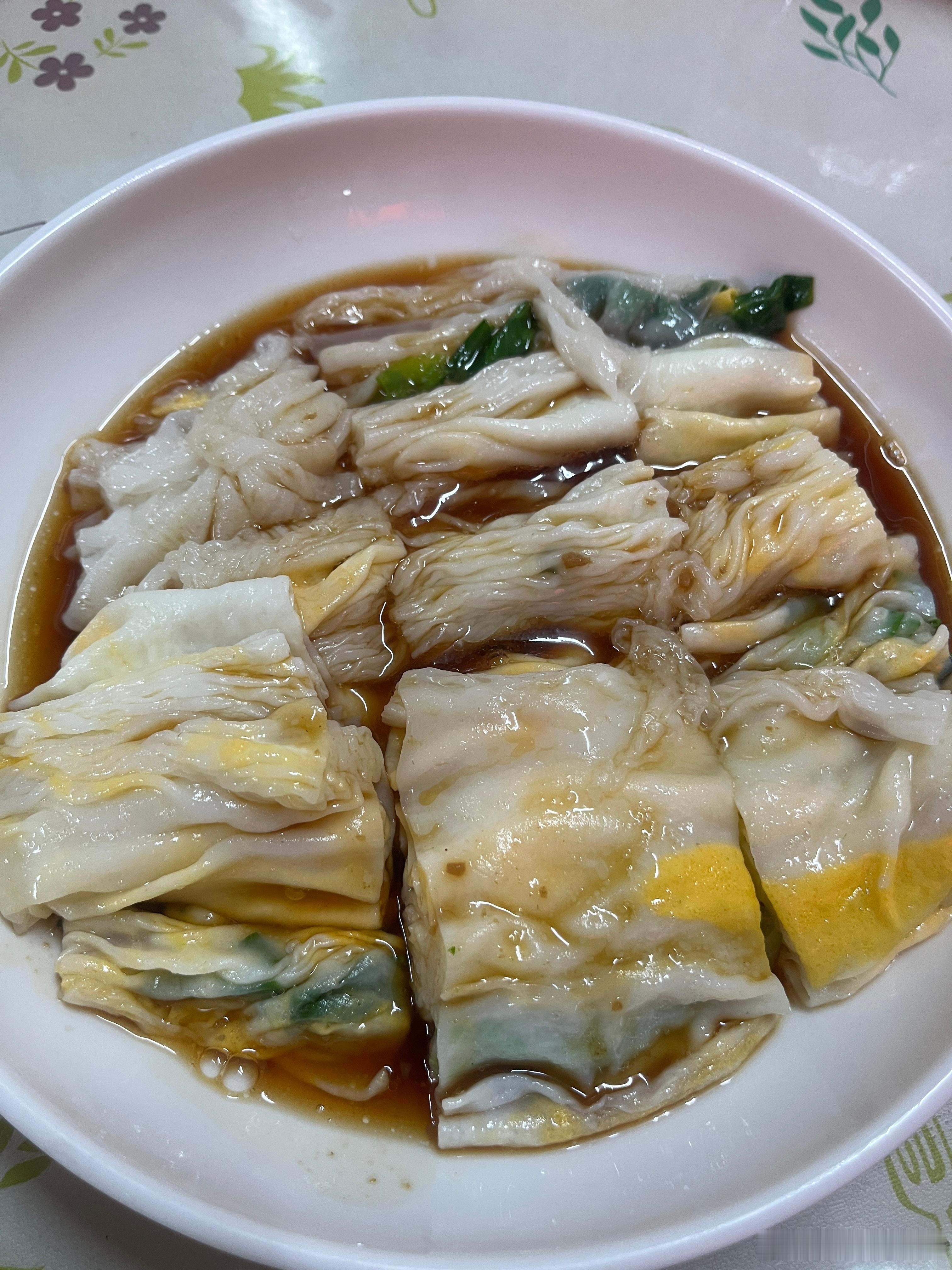 吃个肠粉，家里没鸡蛋了，只能来外面吃。杨迪以前以为谢娜喜欢他