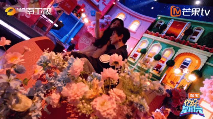 孔雪儿邓凯开场这个钓系味凑近镜头那一下太会了，搂腰跳舞直接把暧昧值拉满你好星期六