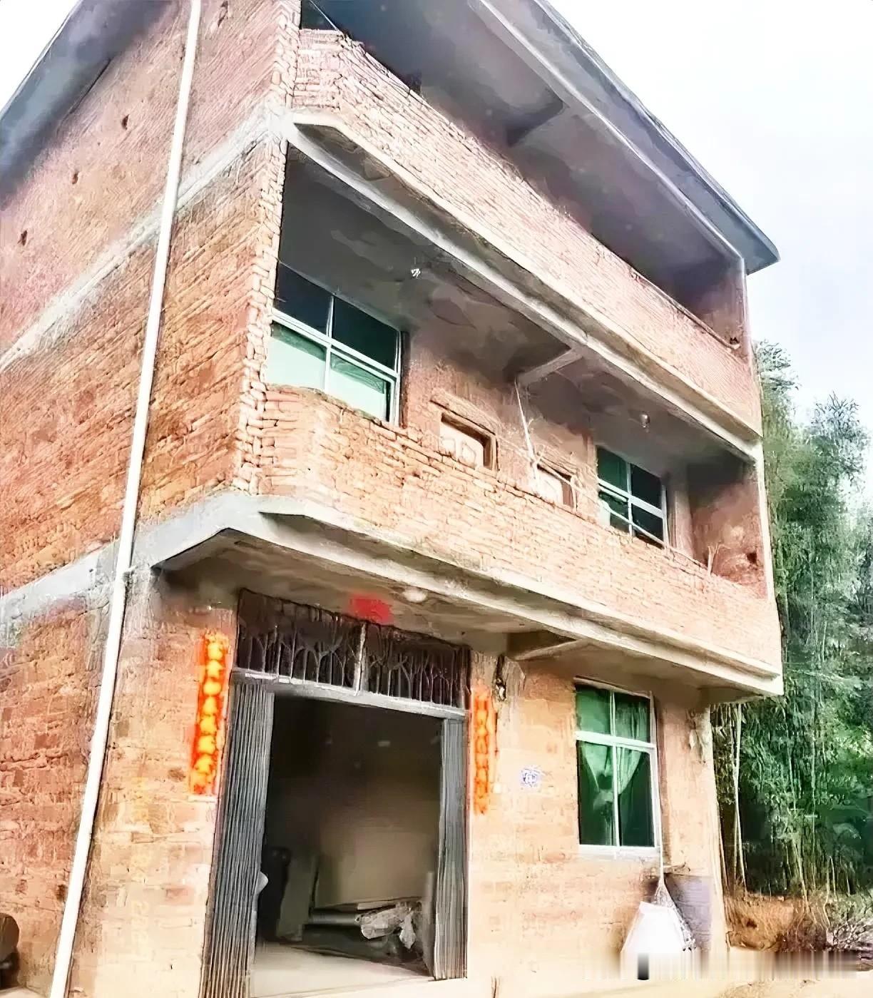 以下是我老家发小住的房子，他有53岁了，没结婚，父母也去世了，无兄弟姐妹，现在孤