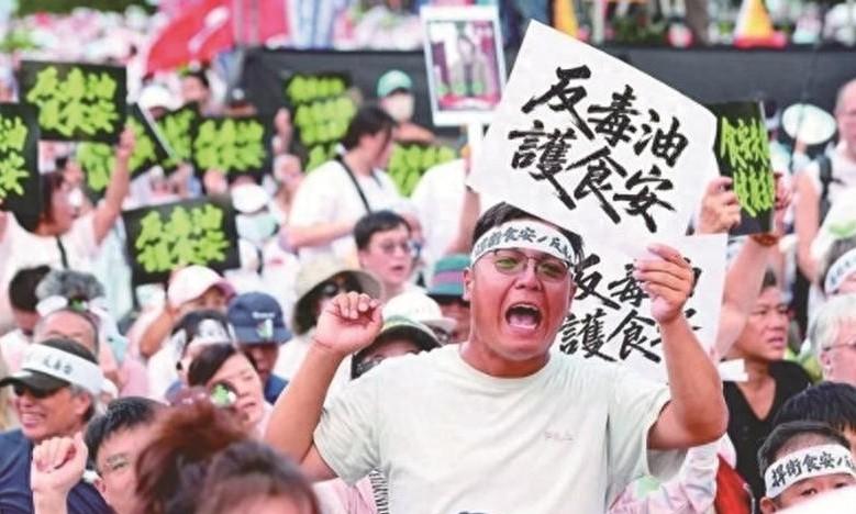 7月25日，台北凯达格兰大道，超20万台湾民众顶着30多度高温走上街头。他们到底
