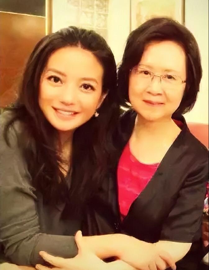 “海可枯，石可烂，天可崩，地可裂，我们肩并着肩，手牵着手。
海可枯，石可烂，天可